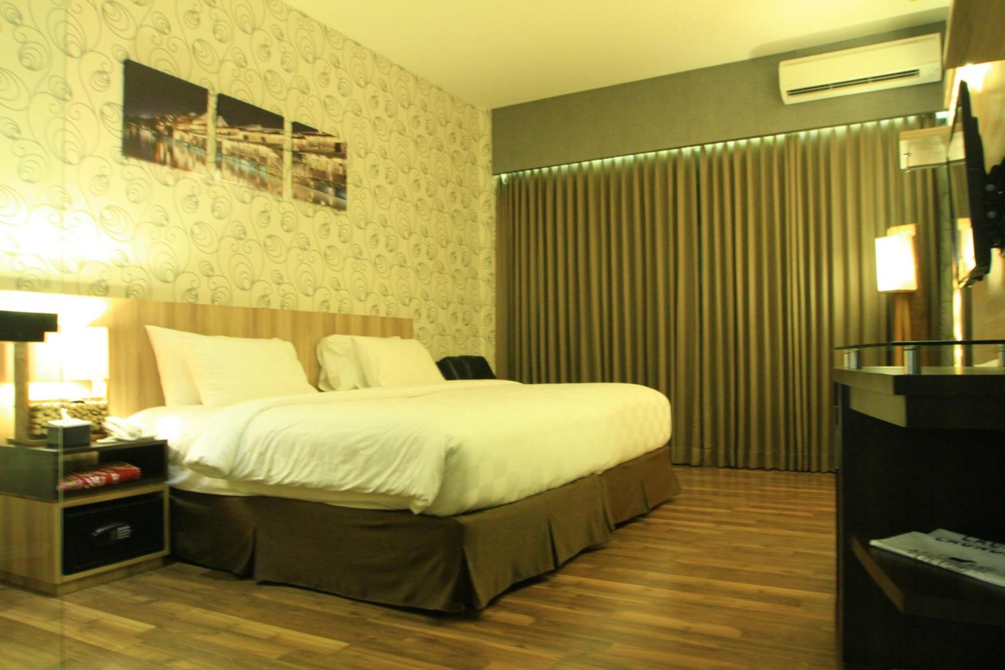 Oxville Hotel Padang  Pokoj fotografie